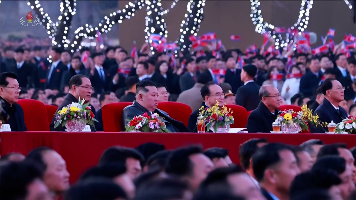 김정은 북한 국무위원장이 지난 23일 최고인민회의 제15기 대의원들과 함께 예술인 공연을 관람하는 모습. 연합뉴스