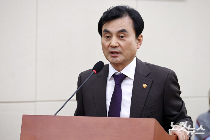 24일 서울 여의도 국회에서 열린 국방위원회 전체회의에서 안규백 국방부 장관이 법안통과 인사말을 하고 있다.