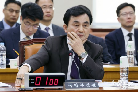 24일 서울 여의도 국회에서 열린 국방위원회 전체회의에서 안규백 국방부 장관이 생각에 잠겨있다.