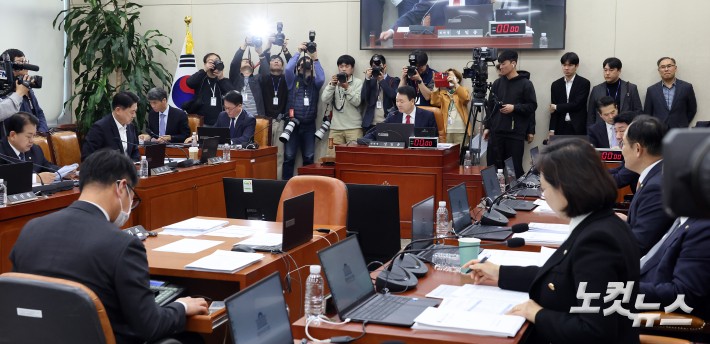 24일 서울 여의도 국회에서 열린 국방위원회 전체회의에서 성일종 위원장이 의사봉을 두드리고 있다.