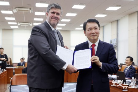 24일 서울 여의도 국회에서 열린 국방위원회 전체회의에서 성일종 위원장과 필립 라포르튠 주한 캐나다 대사가 대한민국과 캐나다간 국방·방산 협력 확대를 위한 결의안이 의결되고 기념촬영을 하고 있다.