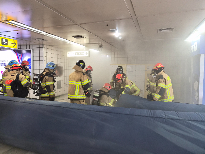 24일 오후 12시 5분쯤 대구 도시철도 1호선 진천역 2번 출구 인근에서 불이 나 1시간 여만에 진화됐다. 대구소방안전본부 제공 