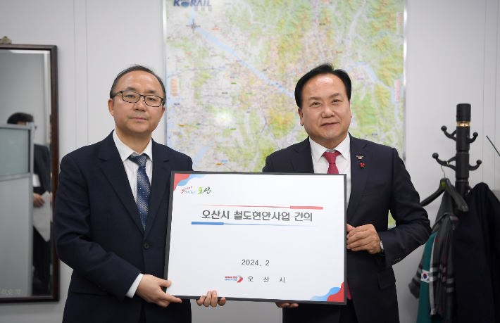 이권재 경기 오산시장(오른쪽)이 용인시와 화성시에 분당선 연장 조속 추진을 위한 협의회를 구성하자고 건의했다. 오산시 제공