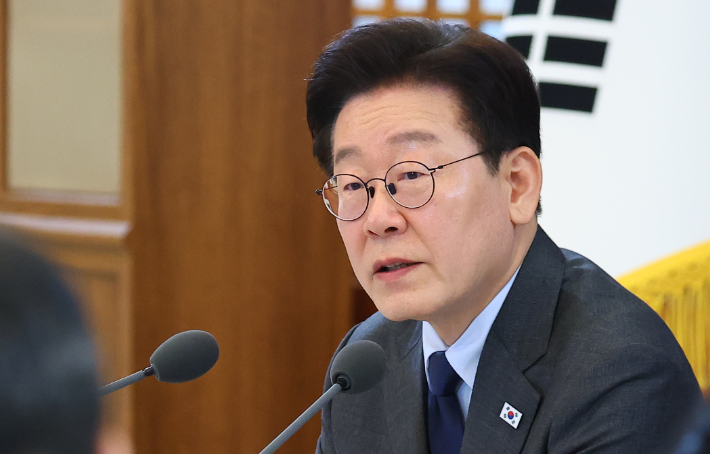 이재명 대통령이 24일 청와대에서 열린 한국노총 초청간담회에서 발언하고 있다. 연합뉴스