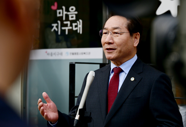 24일 유정복 인천시장이 남동구 마음지구대에서 열린 '우리동네 마음지구대 개소식'에서 인터뷰를 하고 있다. 인천시 제공