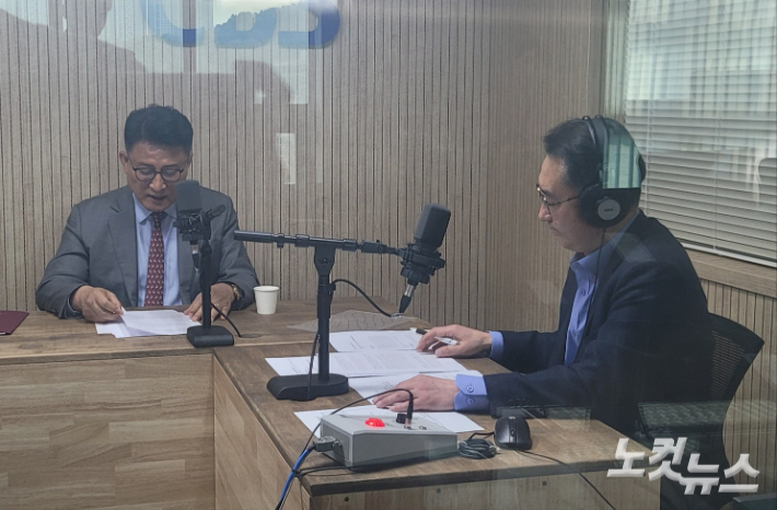 왼쪽부터 윤승조 한국교통대 총장, 김종현 앵커. 충북CBS