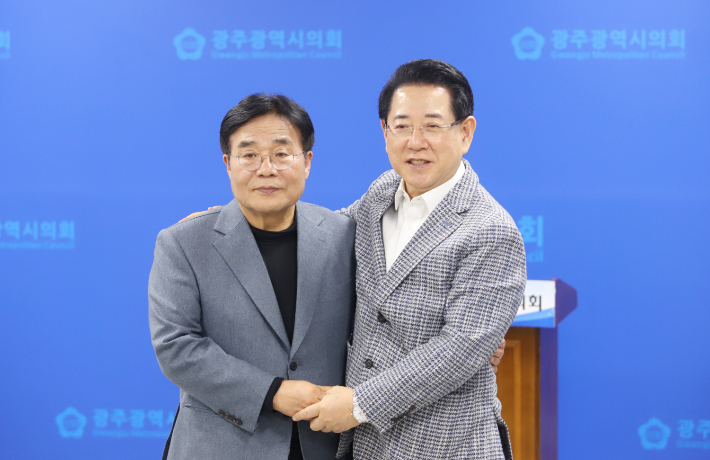 더불어민주당 전남광주통합특별시장 경선에 나섰다가 중도 사퇴한 이병훈 전 국회의원이 24일 김영록 전남지사 지지를 공식 선언했다. 이병훈 전 의원 측 제공