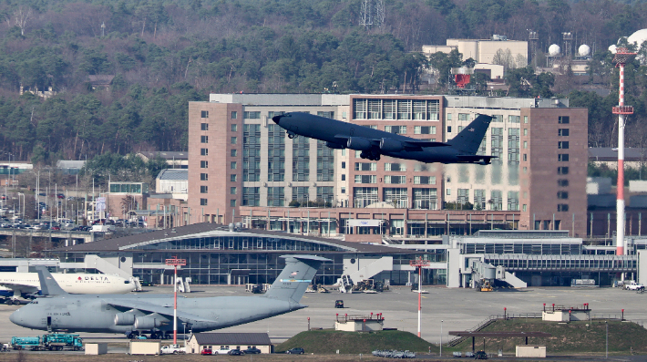 독일 란트슈툴 부근 람슈타인 공군기지에서 미국 공군 군용기가 이륙하는 모습. 연합뉴스
