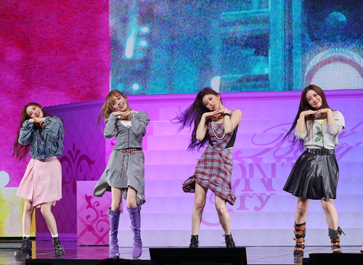 무대를 선보이는 베이비돈크라이. 연합뉴스