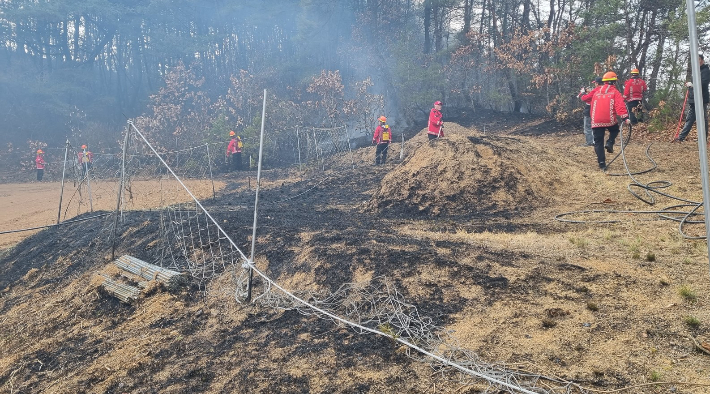 24일 오후 3시 49분쯤 경북 안동시 도산면의 한 야산 인근 산소에서 불이 났다. 경북소방본부 제공