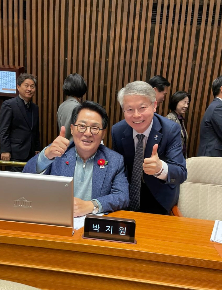 박지원 의원과 민형배 의원. 민형배 의원실 제공