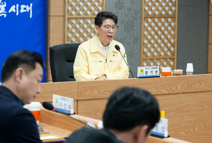 전라남도는 24일 도청서 황기연 전남도지사 권한대행 주재로 시군과 영상으로 '2026년 제2회 도-시군 부단체장 협력회의'를 열어 중동 상황에 따른 정책 공조와 현안을 공유했다. 전라남도 제공