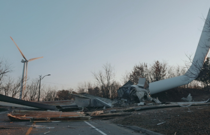 지난달 2일 기둥이 꺾여 파손된 풍력발전기. 경북소방본부 제공