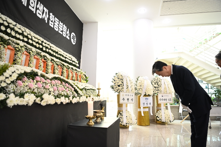 김태흠 충남지사가 희생자들의 위패 앞에서 고개를 숙이고 있다. 충남도 제공