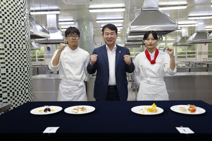 이정선 광주시교육감(가운데). 광주시교육청 제공