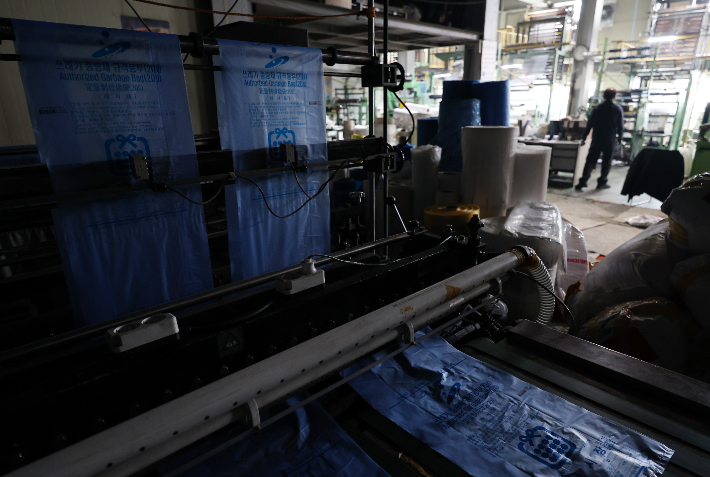 24일 중동 사태에 따른 폴리에틸렌 등 원료 수급 불안 영향으로 최근 일시적으로 인원 감축 운영에 들어간 경기 안산시의 한 비닐봉투, 종량제 봉투 제조 공장 내 가공 작업대의 불이 꺼져있다. 연합뉴스