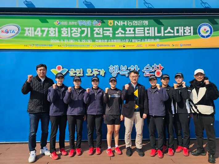 NH농협은행 선수단이 24일 회장기 우승을 차지한 뒤 이상원 NH농협은행 스포츠단장(가운데)과 포즈를 취하고 있다. NH농협은행 