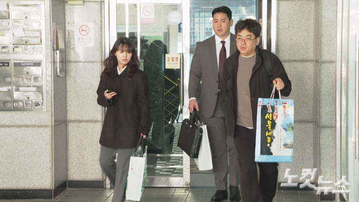 정교유착 비리 의혹 수사를 벌이고 있는 검경합동수사본부가 24일 오후 서울 마포구 한국근우회 사무실을 압수수색한 뒤 수색물을 들고 건물 현관을 나서고 있다. 최내호 영상기자