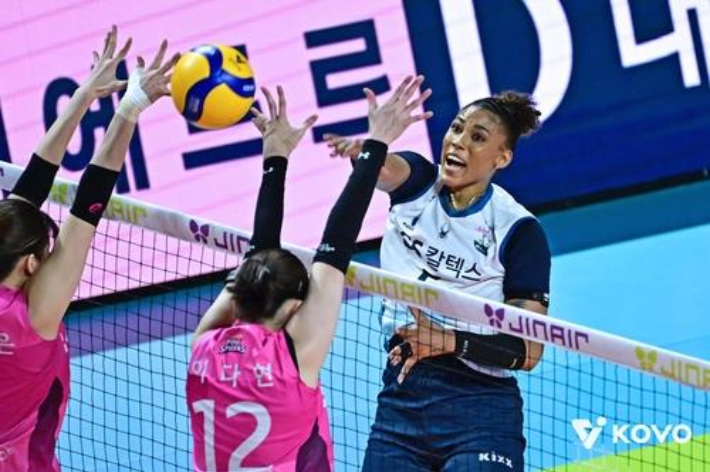 GS칼텍스 주포 실바가 흥국생명과 경기에서 스파이크를 터뜨리는 모습. 한국배구연맹  