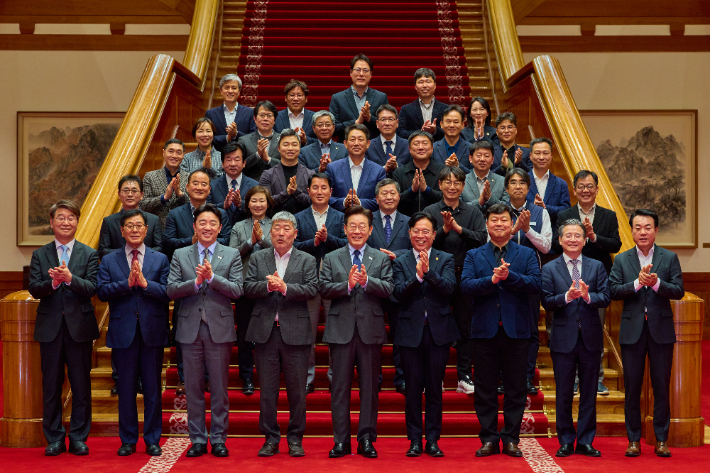 이재명 대통령이 24일 청와대에서 한국노총과 간담회 후 김동명 위원장, 김영훈 고용노동부 장관 등 참석자들과 기념촬영을 하고 있다. 청와대 제공