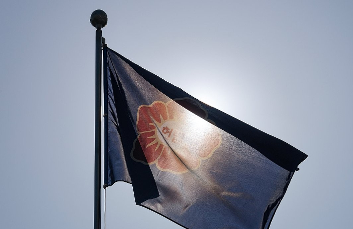 서울 종로구 헌법재판소에서 깃발이 바람에 날리고 있다. 연합뉴스