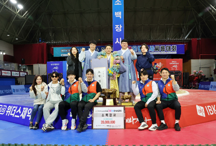 김성하와 창원시청 선수단, 관계자들이 기념 촬영한 모습. 협회 