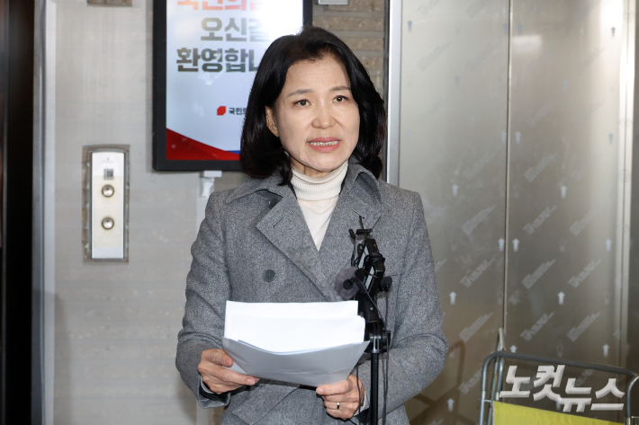 국민의힘 대구시장 후보 경선에서 컷오프된 이진숙 전 방송통신위원장이 24일 서울 여의도 국민의힘 중앙당사에서 경선 결과에 대한 입장을 밝히고 있다. 윤창원 기자