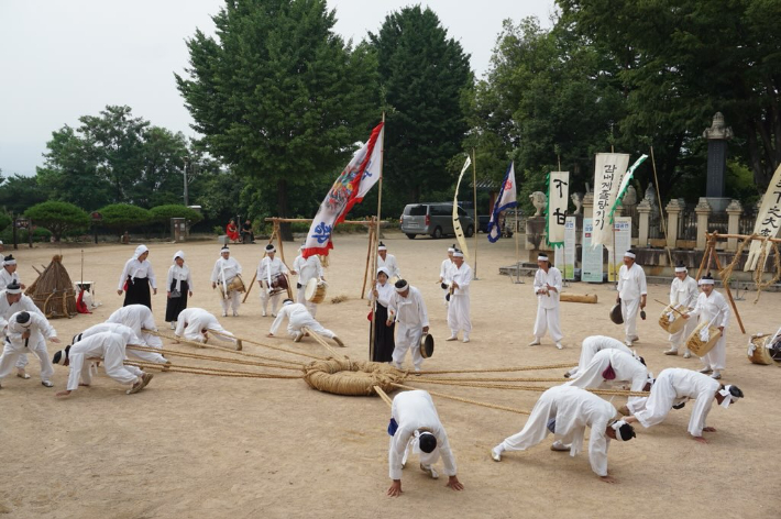 지난해 영남루에서 열린 '무형유산 토요 상설공연'에서 감내게줄당기기 공연이 펼쳐지고 있다. 밀양시 제공