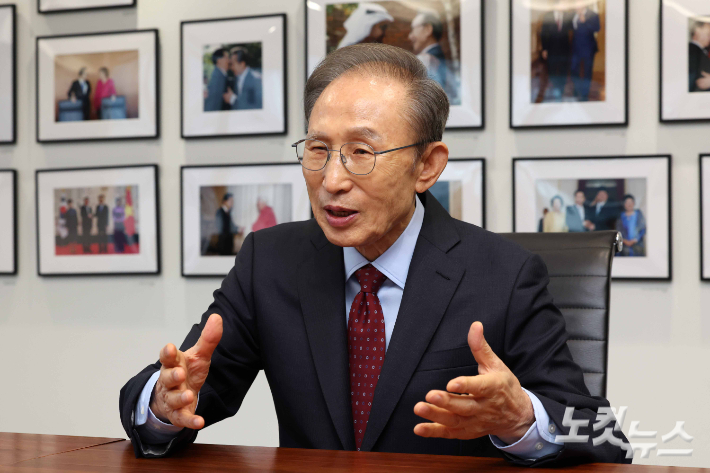 이명박 전 대통령이 23일 오후 서울 서초구 청계재단에서 예방온 이석연 국민통합위원장과 대화하고 있다. 박종민 기자