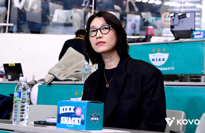 흥국생명 김연경 어드바이저가 24일 준PO를 관전하고 있다. KOVO 