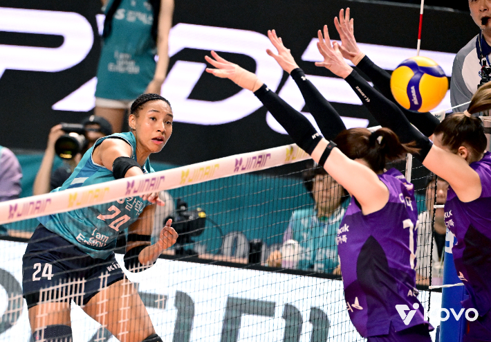 GS칼텍스 레이나가 강타를 터뜨리는 모습. KOVO 