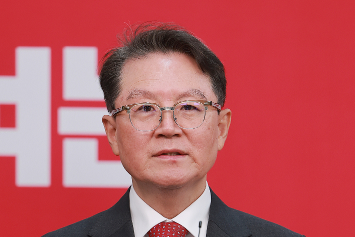 6·3 지방선거 충북도지사에 도전하는 윤갑근 변호사가 11일 서울 영등포구 여의도 국민의힘 중앙당사에서 열린 광역단체장 후보 면접을 마치고 취재진 질문에 답하고 있다. 연합뉴스