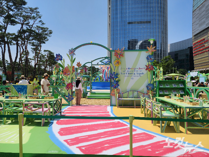 '대치맘' 이수지 목걸이로 더욱 유명해진 하이 주얼리 메종 반클리프 아펠(Van Cleef & Arpels)이 지난해 서울 잠실 롯데월드타워 월드파크에서 진행한 'Spring is Blooming(스프링 이즈 블루밍)' 행사장 모습. 봄의 정원을 만끽하기엔 계절은 너무 앞서 오후 땡볕에 행사장에는 도우미들 뿐이었다. 곽인숙 기자