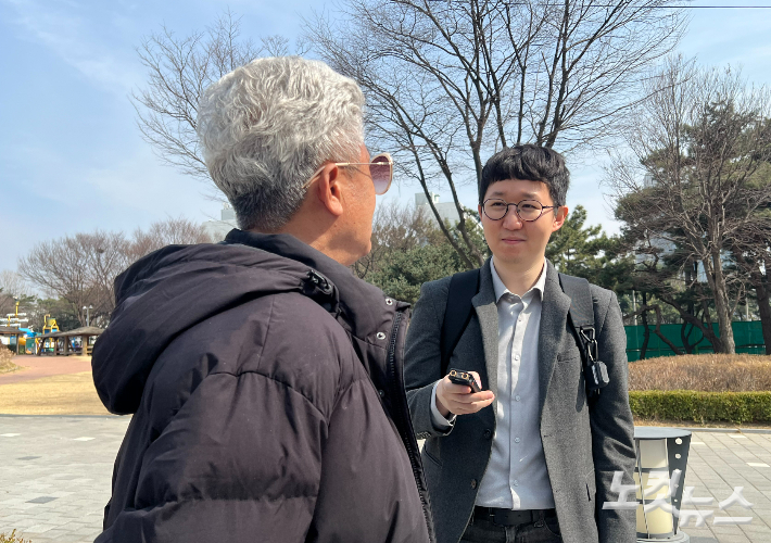 연수역 근처 문화공원에서 취재진과 인터뷰하는 조남기(67)씨. 전주은 인턴기자