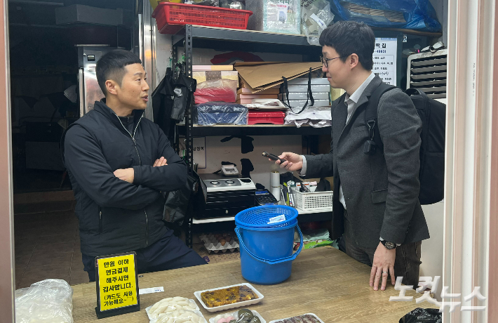 취재진과 인터뷰하는 옥련시장 상인 김남준(55)씨. 전주은 인턴기자