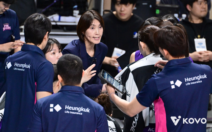 흥국생명 요시하라 감독이 24일 GS칼텍스와 준플레이오프에서 선수들에게 작전 지시를 하고 있다. KOVO 