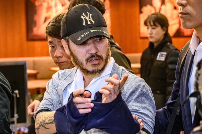 박왕열 씨가 25일 인천국제공항을 통해 국내로 송환되고 있다. 연합뉴스