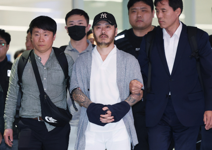 '마약왕'으로 불리던 박왕열씨가 25일 인천국제공항을 통해 국내로 송환되고 있다. 연합뉴스