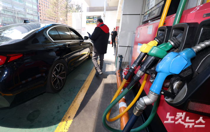 서울 마포구 한 주유소에서 직원이 주유를 하고 있다. 황진환 기자