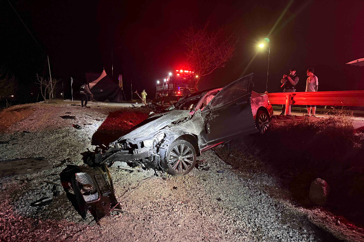 지난 24일 오후 11시 16분쯤 강원 춘천시 남산면 구만이교차로 인근에서 볼보 승용차가 도로 우측 경계석을 들이받았다. 강원소방본부 제공