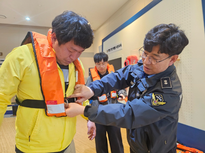 구명조끼 착용 교육. 해경교육원 제공