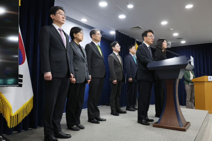 김민석 국무총리가 25일 서울 종로구 정부서울청사에서 비상경제 대응체계 관련 브리핑을 하고 있다. 연합뉴스