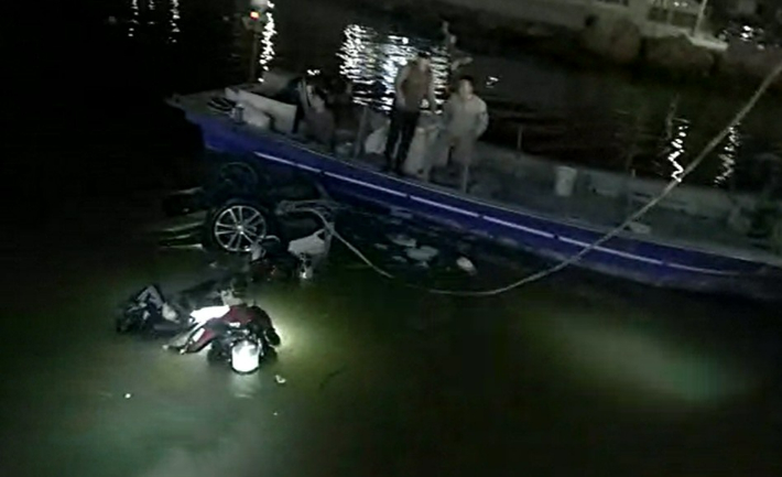 24일 부산 기장군 기장읍 죽성리 앞바다에 SUV차량이 빠져 1명이 숨지고 1명이 중상을 입었다. 울산해양경찰서 제공