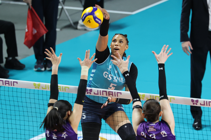 24일 서울 중구 장충체육관에서 열린 프로배구 2025-2026 V-리그 포스트시즌 여자부 준플레이오프 GS칼텍스와 흥국생명의 경기. GS칼텍스 지젤 실바가 공격하고 있다. 연합뉴스 