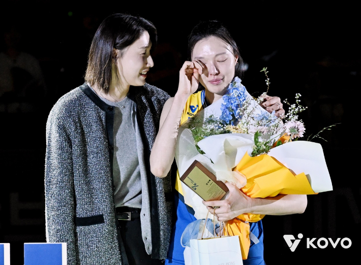 올 시즌 뒤 유니폼을 벗는 양효진(오른쪽)이 은퇴식에서 배구 여제 김연경의 위로를 받는 모습. 한국배구연맹 