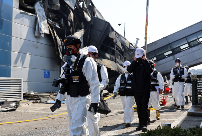 23일 대전 대덕구 소재 자동차 부품 제조업체인 안전공업 주식회사 화재 합동 감식에 나선 조사당국 관계자들이 안전공업 건물 밖으로 나오고 있다. 연합뉴스