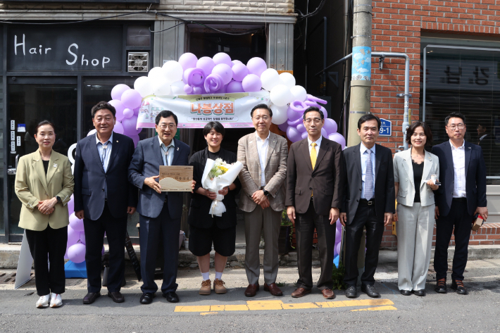 주낙영 경주시장과 이동협 시의회의장 등이 지난해 신골든 시즌3 청년창업팀 개소를 축하하고 있다. 경주시 제공