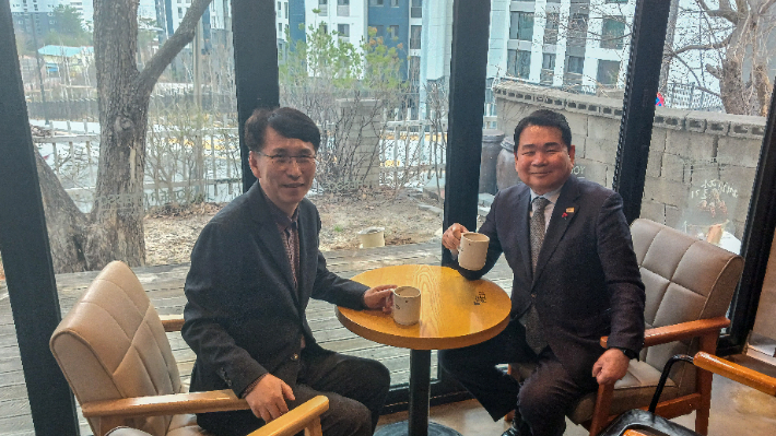 신경호 강원특별자치도교육감(오른쪽)과 최광익 강원교육감 선거 예비후보가 지난 24일 춘천 모처의 카페에서 차를 마시고 있는 모습. 최광익 캠프 제공