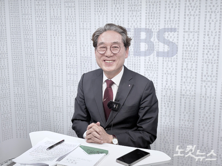 CBS사랑방토요초대석 인터뷰에 참석한 원종하 교수.  최태경 아나운서