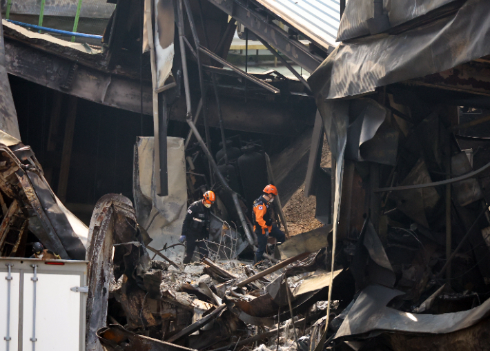 24일 대전 대덕구 소재 자동차 부품 제조업체인 안전공업 주식회사 2일 차 감식에 나선 소방 당국 관계자들이 불에 탄 건물 안으로 진입하고 있다. 연합뉴스